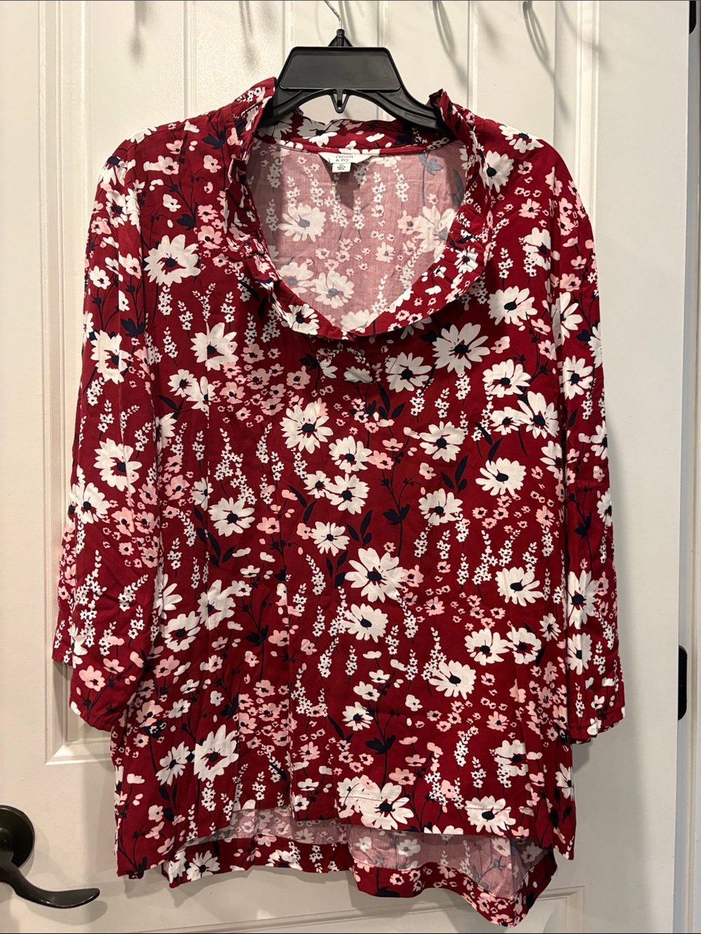 crown & ivy Red Floral Buttonless V-Neck Tunic xl